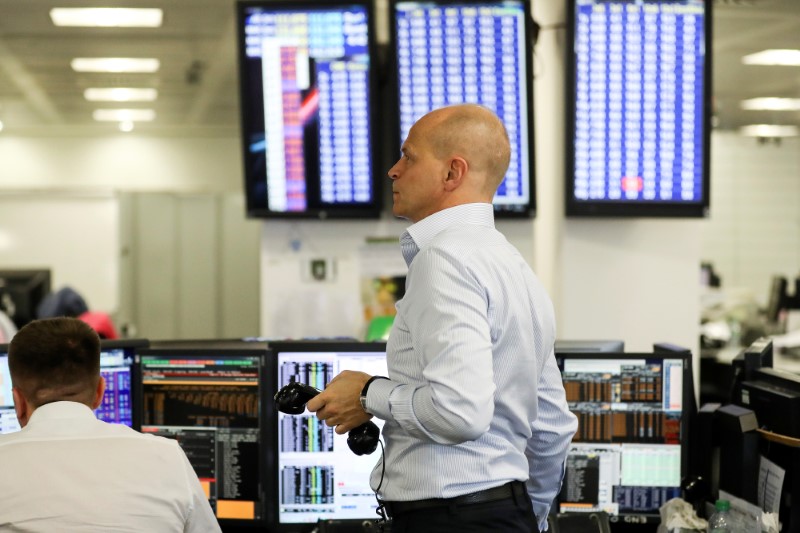 © Reuters. Bolsas europeas abren planas al persistir incertidumbre sobre comercio y Turquía
