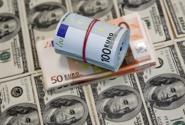 © Reuters. Банкноты доллара и евро в Сараево