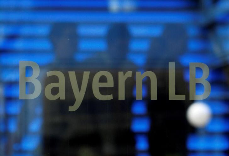 © Reuters. Employees of Bavarian public sector bank BayernLB walk near bank's logo at BayernLB headquarters in Munich