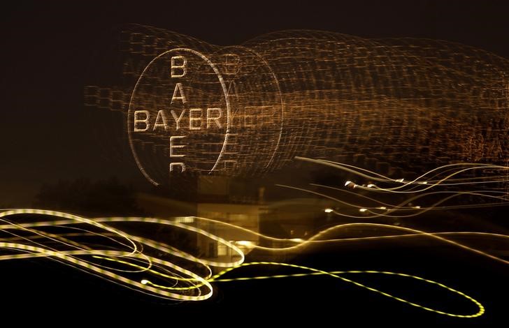 © Reuters. FILE PHOTO -  The logo of Germany's largest drugmaker Bayer is pictured in Leverkusen