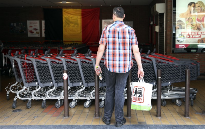 © Reuters. Cliente davanti a un supermercato Delhaize a Bruxelles