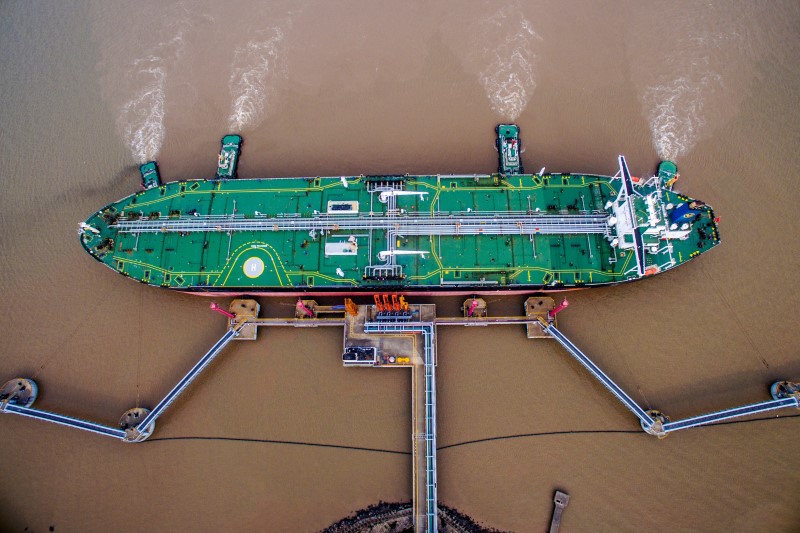 © Reuters. Una petroliera al terminal di Zhoushan, in Cina