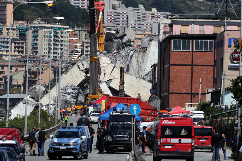 © Reuters. Continúan las operaciones de rescate en Génova antes del funeral de Estado