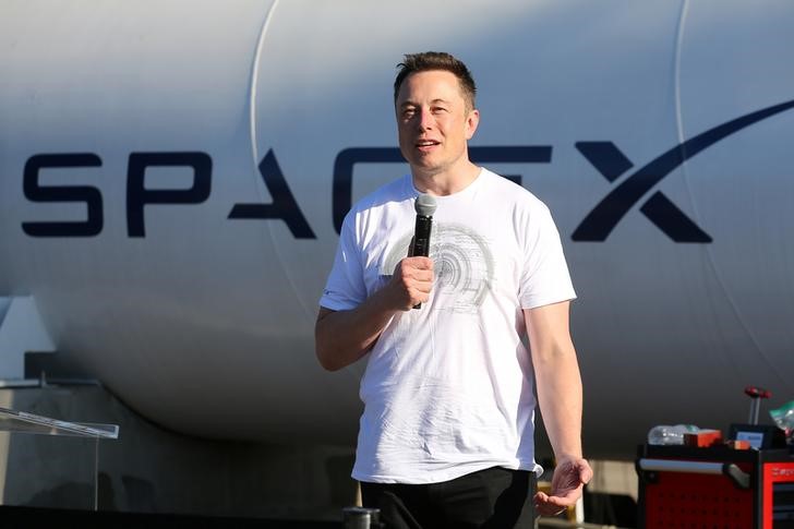 © Reuters. Илон Маск на конкурсе SpaceX Hyperloop Pod II в Хоторне, штат Калифорния
