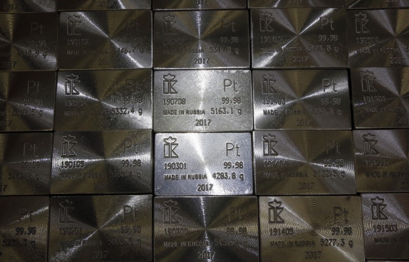 © Reuters. Platinum ingots are seen at the Krastsvetmet non-ferrous metals plant in Krasnoyarsk