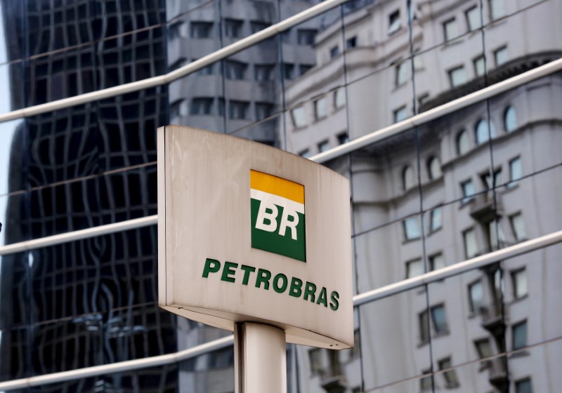 © Reuters. Logo da Petrobras em frente a prédio da empresa em São Paulo