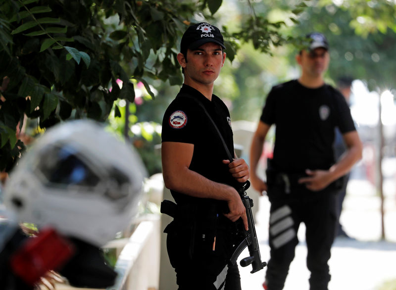 © Reuters. Полицейские дежурят у дома американского пастора Эндрю Брансона в Измире, Турция