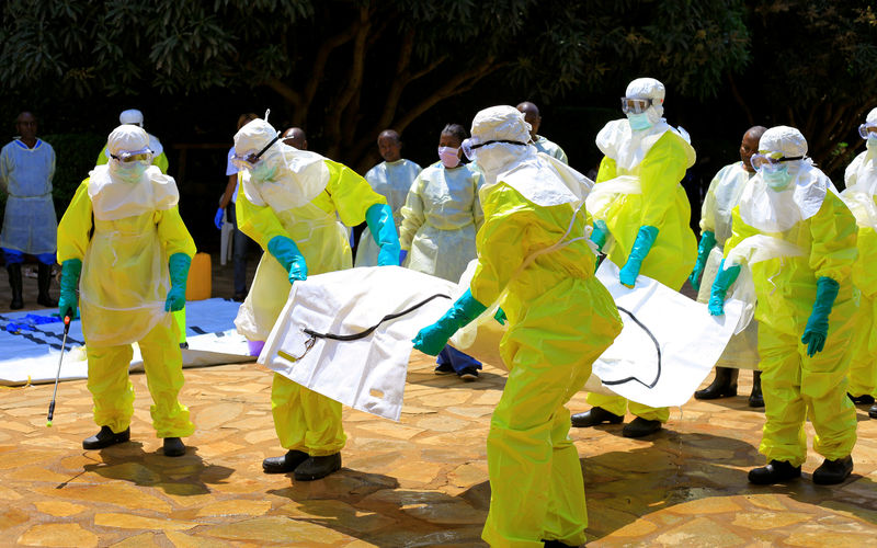 © Reuters. Agentes de saúde do Congo e da OMS com roupas especiais durante treinamento para lidar com o vírus Ebola perto da cidade de Beni