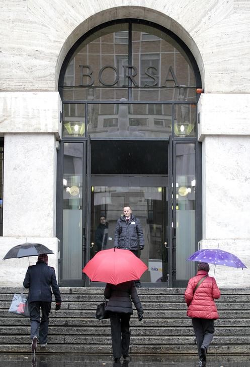 © Reuters. People walk up the steps to the entrance of Milan's stock exchange building in downtown Milan