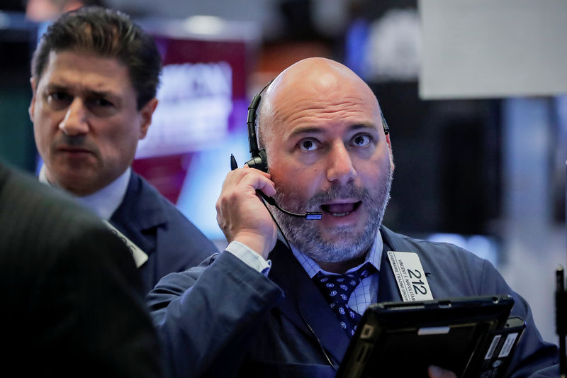 © Reuters. Traders work on the floor of the NYSE in New York