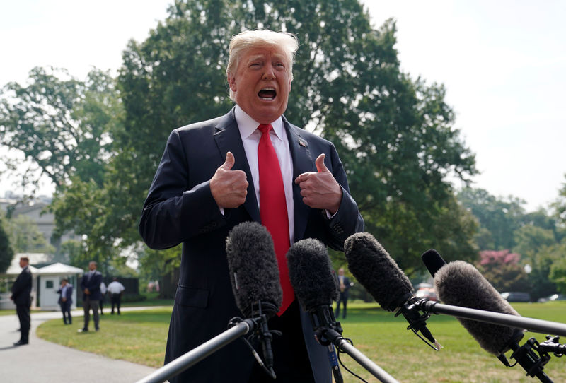 © Reuters. Trump fala com repórteres na Casa Branca, em Washington