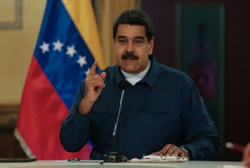 © Reuters. Presidente da Venezuela durante reunião com ministros no Palácio Miraflores, em Caracas