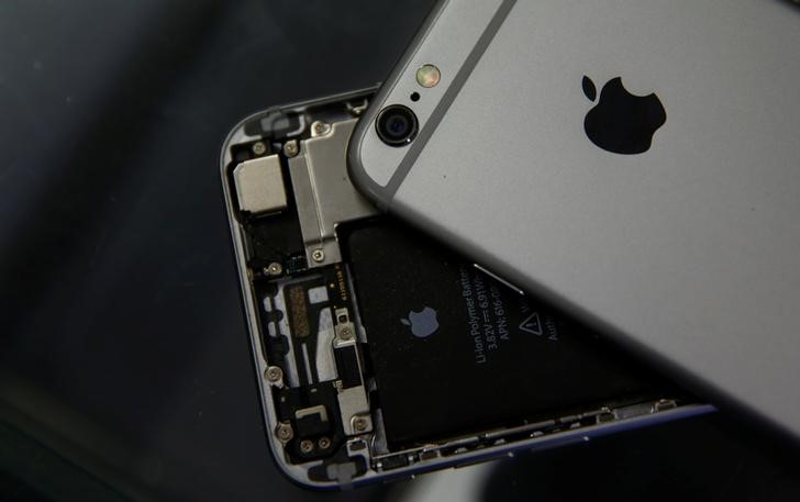 © Reuters. Sistemas internos de celular da Apple são visíveis em iPhone aberto