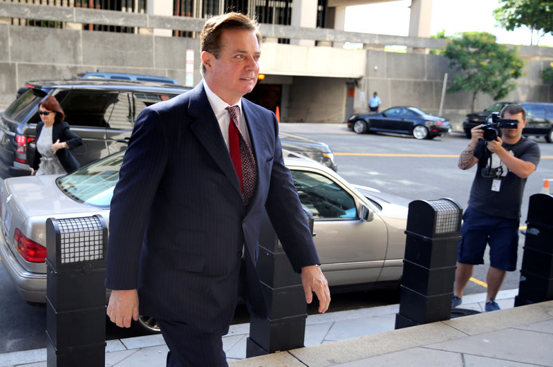 © Reuters. FILE PHOTO: Former Trump campaign manager Manafort arrives for arraignment at U.S. District Court in Washington