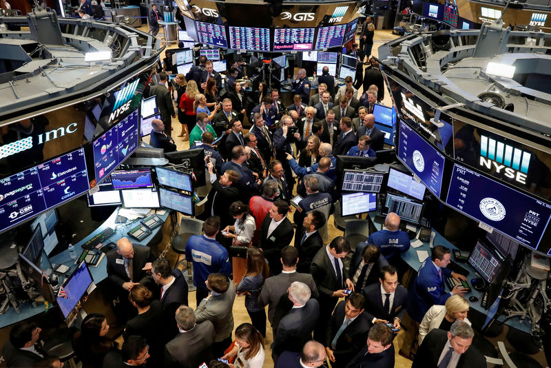 © Reuters. FILE PHOTO: Traders and guests gather for the IPO of PermRock Royalty Trust on the floor of the NYSE in New York