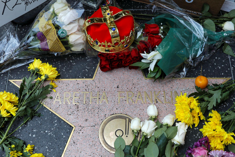 © Reuters. A crown and flowers were placed on Aretha Franklin's star on Hollywood Boulevard in Los Angeles, California,