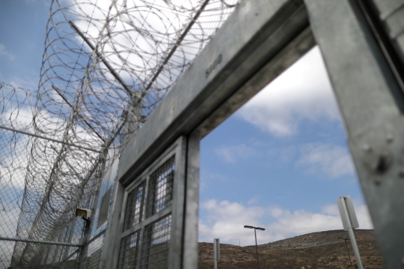 © Reuters. Razor wire sits on top of the entrance to Otay Mesa immigration detention center in San Diego