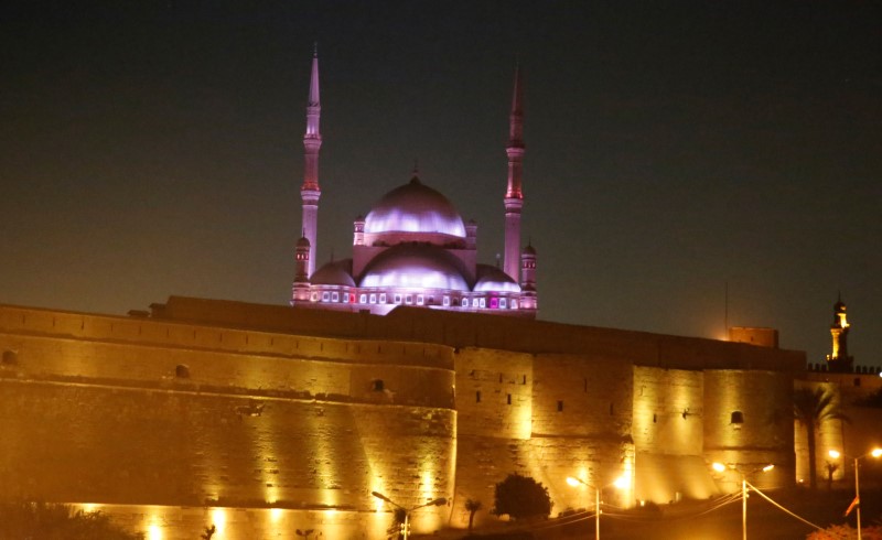 © Reuters. قلعة صلاح الدين بالقاهرة تودع الدورة 27 لمهرجان الموسيقى والغناء