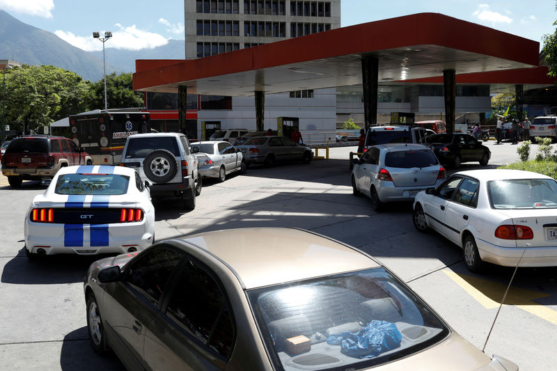 © Reuters. Motoristas fazem fila em posto de gasolina em Caracas