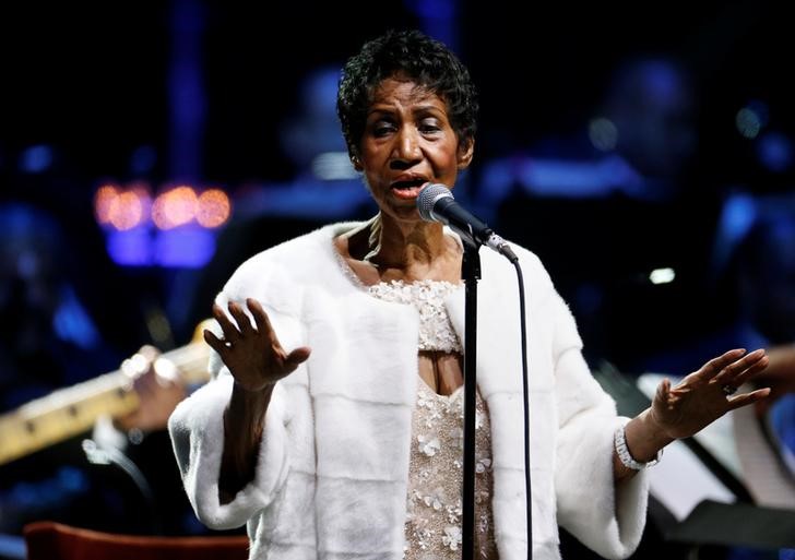 © Reuters. Foto de archivo: Aretha Franklin se presenta durante la conmemoración de la gala del vigésimo quinto año de la Elton John AIDS Foundation en la Catedral de St. John the Divine en la Ciudad de Nueva York, en Nueva York, Estados Unidos