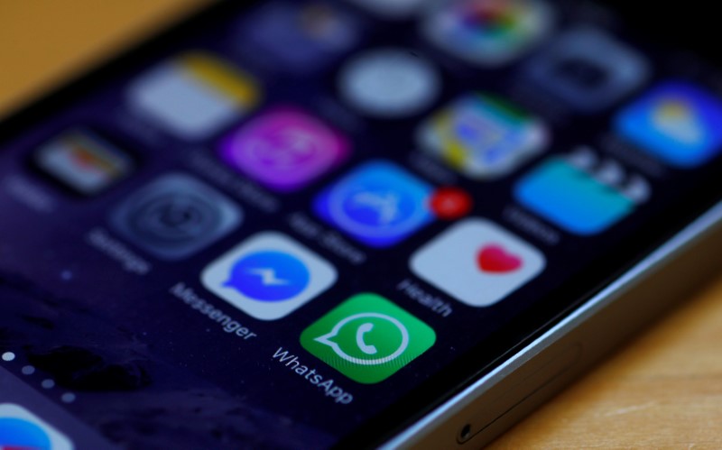 © Reuters. Imagen de archivo de los íconos de las aplicaciones Messenger de Facebook y WhatsApp en un teléfono iPhone en Manchester, Reino Unido