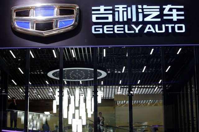 © Reuters. The Geely Automobile Holdings logo is pictured at the Auto China 2016 auto show in Beijing