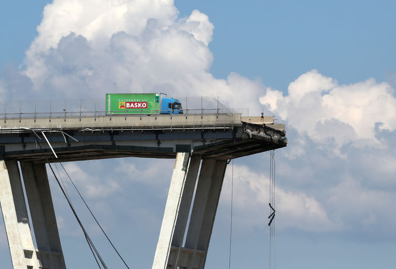 © Reuters. Encuentran un nuevo coche entre los escombros del puente derrumbado en Génova