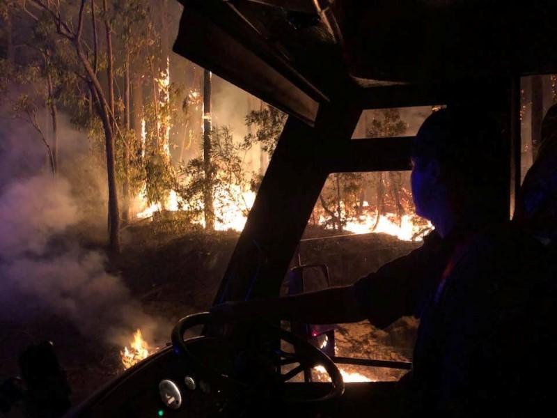 © Reuters. رياح قوية تؤجج حرائق غابات على الساحل الشرقي لاستراليا