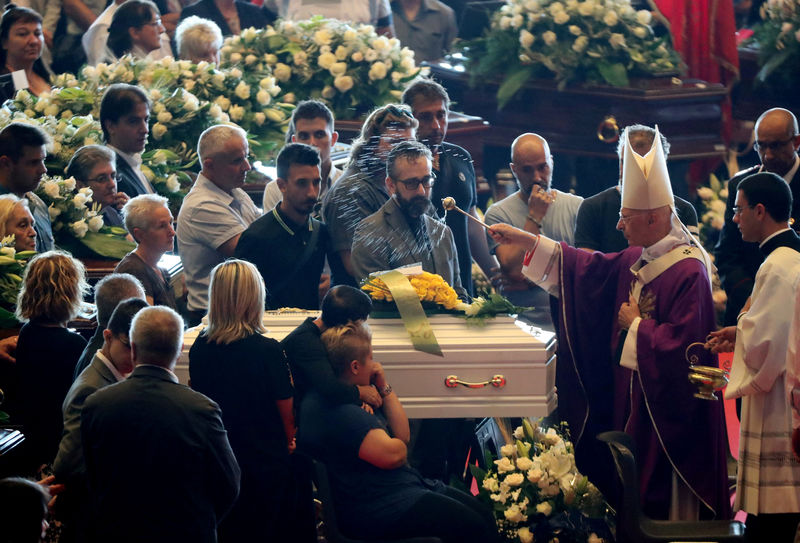 © Reuters. Italia despide a las víctimas del puente de Génova con un funeral de Estado