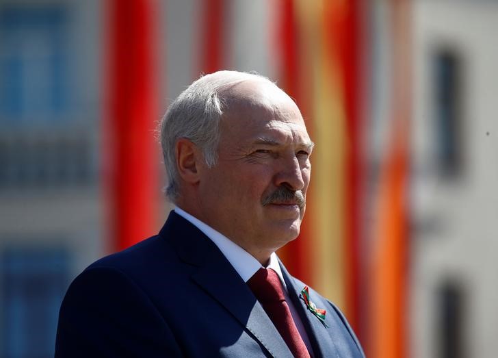 © Reuters. Belarusian President Alexander Lukashenko attends a wreath laying ceremony marking the 73rd anniversary of the victory over Nazi Germany in World War Two, at Victory square in Minsk
