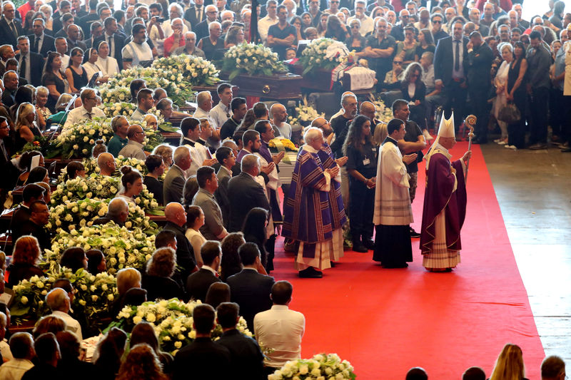 © Reuters. إيطاليا تقيم جنازة رسمية لضحايا جسر جنوة المنهار