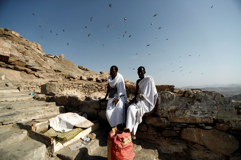 © Reuters. Muslim pilgrims from Somalia rest while they climb the Mount Al-Noor, where Muslims believe Prophet Mohammad received the first words of the Koran through Gabriel in the Hera cave, ahead of annual Haj pilgrimage in the holy city of Mecca