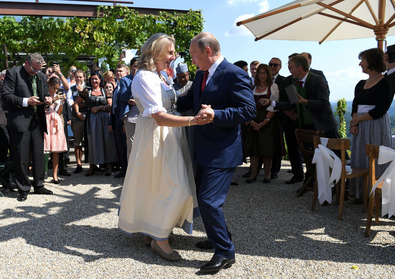 © Reuters. Austria's Foreign Minister Kneissl dances with Russia's President Putin at her wedding in Gamlitz