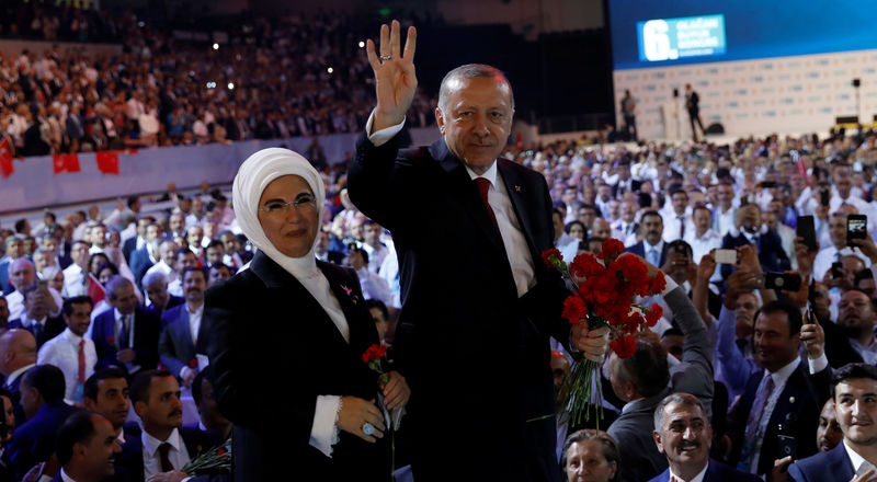 © Reuters. Erdogan dice que desafiará a quienes "juegan" con la economía turca