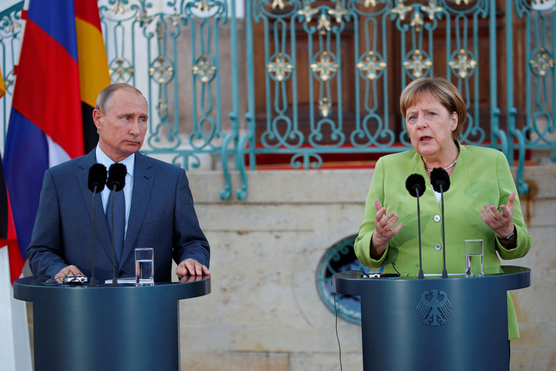 © Reuters. بوتين يزور ألمانيا لإجراء محادثات مع ميركل بشأن أوكرانيا وسوريا