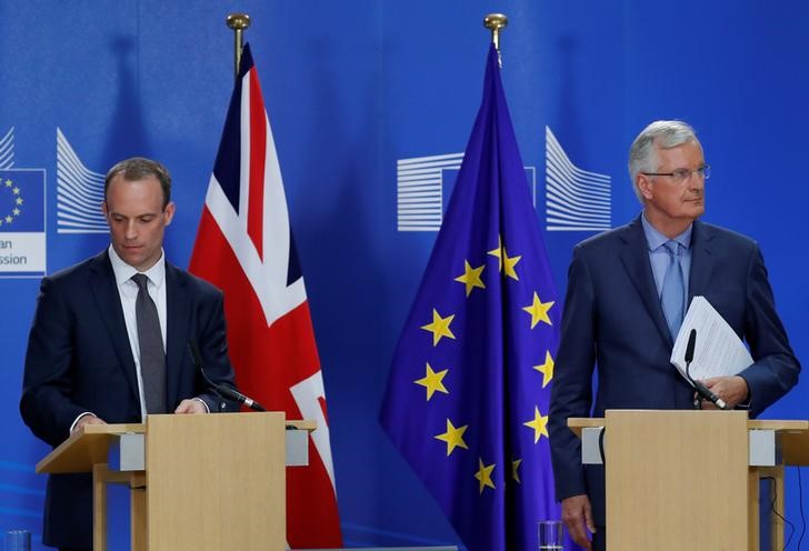 © Reuters. FILE PHOTO: Britain's Secretary of State for Exiting the European Union Dominic Raab and European Union's chief Brexit negotiator Michel Barnier hold a joint news conference in Brussels