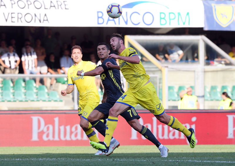 © Reuters. El delantero de la Juventus Cristiano Ronaldo (al centro) disputa un balón con jugadores del Chievo Verona, en el estadio Marc'Antonio Bentegodi.