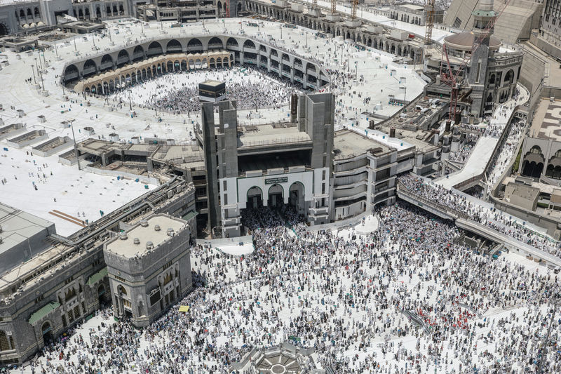 © Reuters. Peregrinos musulmanes dejan la Gran Mezquita tras la oración antes del Hajj en la ciudad sagrada de La Meca.