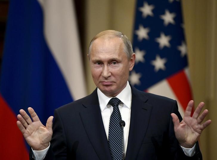 © Reuters. Президент России Владимир Путин во время совместной пресс-конференции с президентом США Дональдом Трампом в Хельсинки