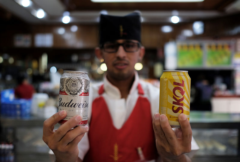 © Reuters. Garçom posa com latas de cerveja em bar em São Paulo