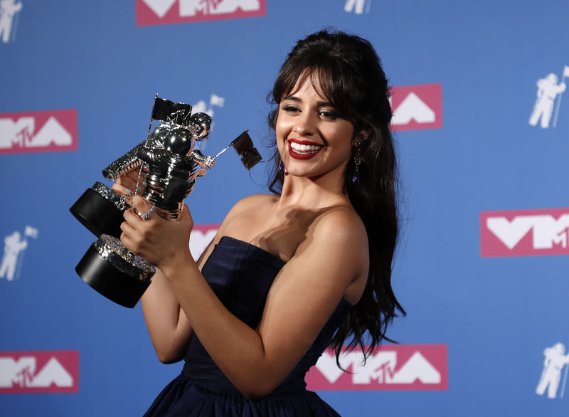 © Reuters. Camila Cabello posa com prêmios do VMA em Nova York, Estados Unidos