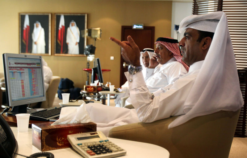 © Reuters. بورصة قطر ترتفع بدعم من البنوك وتباين أسواق الأسهم الخليجية الأخرى