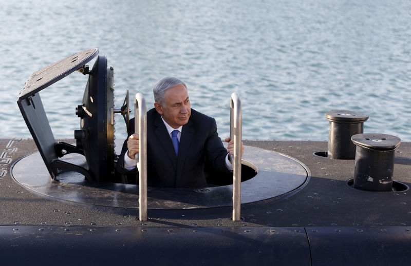 © Reuters. FILE PHOTO: Israeli Prime Minister Benjamin Netanyahu climbs out of a navy submarine after it arrived in Haifa port, Israel