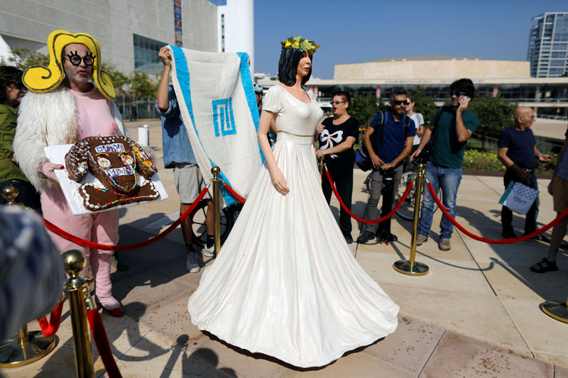 © Reuters. نحات إسرائيلي ينصب تمثالا ساخرا لوزيرة الثقافة في ساحة بتل أبيب