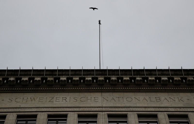 © Reuters. Bird flies over the building of the Swiss National Bank in Zurich