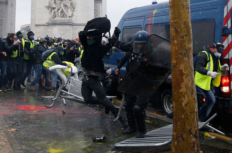 © Reuters. "حالة تمرد" في وسط باريس بسبب الاحتجاجات على رفع أسعار الوقود