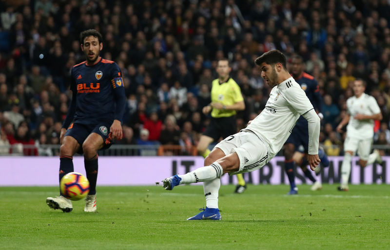 © Reuters. Marco Asensio del Real Madrid dispara a la portería durante el partido frente al Valencia en el estadio Santiago Bernabéu