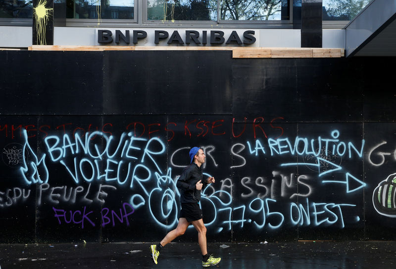 © Reuters. Francia no descarta declarar el estado de emergencia por los disturbios