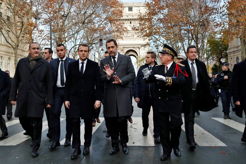 © Reuters. France's President Emmanuel Macron arrives to visit firefighters and riot police officers the day after a demonstration