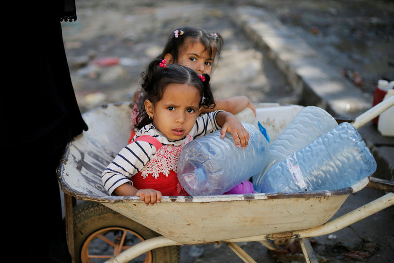 © Reuters. اليمن يعقم إمدادات المياه في صنعاء مع تفشي الكوليرا من جديد